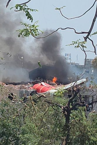 V Indiji strmoglavil Boeing z več kot 200 potniki na krovu (video)