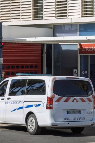 Zaradi zastrupitve s hrano umrla 12-letnica, še sedem otrok huje zbolelo. Je krivo okuženo meso?