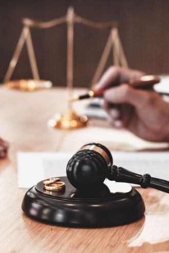 Dolgovi po smrti: kdo jih dejansko plača in kdo lahko zavrne?