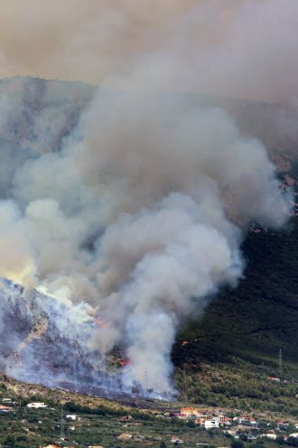 Foto: Pri Splitu izbruhnil obsežen požar, v zraku kanaderji