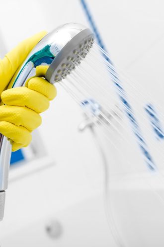 Čudežen trik, ki odstrani trdovratne madeže s tuša. Ga že poznate?