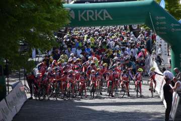 Množica kolesarjev Po dolini reke Krke