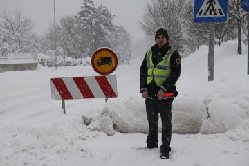 Pod vplivom drog in otrokom v avtu večkrat trčil v varovalno ograjo