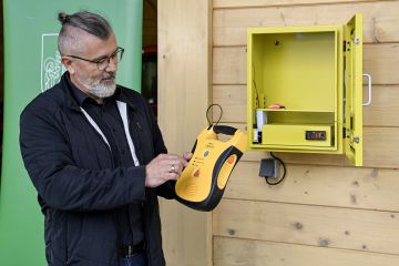 V Kostanjku bogatejši za nov defibrilator