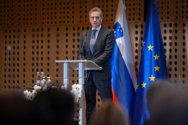 Izpolnjena obljuba Roberta Goloba: ukinil domala vse, kar je sprejela vlada Janeza Janše
