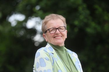 Milena Miklavčič: Jebe se nam!