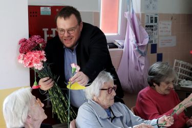 Nateg dolgotrajne oskrbe: kako in kam resnično odtekajo milijoni