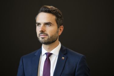 Matej Tonin se je ujel v past afere: zanj je bilo usodno »nevarno razmerje« z Janezom Janšo