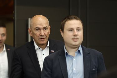 Janša in Mahnič hočeta nujno sejo – na zadnji sta bila »službeno odsotna«