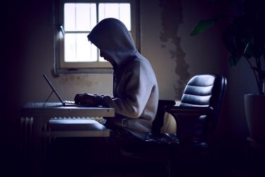Otroška pornografija: kdo je ovadeni novinar in učitelj verouka