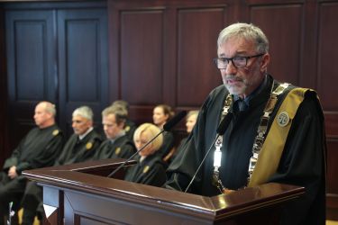 Mali bogovi z velikim egom: ugled sodnikov po Novem mestu na dnu