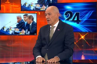 Je bil Janša na POP TV spravljiv, ker Uroša Slaka ta dan ni bilo v službi?