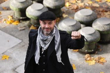 Miha Kordiš: Janšo že imamo na oblasti, le da nima pleše, ampak kodre