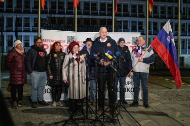 Šok na referendumu: zmaga zdravnikov in Cerkve