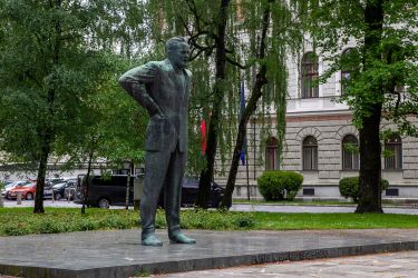 Tito v Velenju obglavljen, Kidrič v Ljubljani pa ponosno stoji