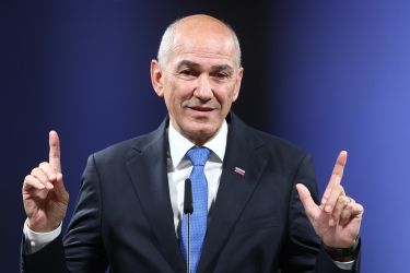 Postroj pred volitvami: Janša za zaprtimi vrati že predstavil svoje moštvo