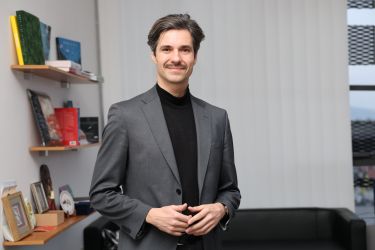 Minister Luka Mesec: Prihajamo v svet, ko velike ribe žrejo male (INTERVJU)