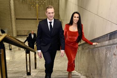 Golob hodi po otvoritvah, a ljudi bolj zanima, kaj počneta s Tino