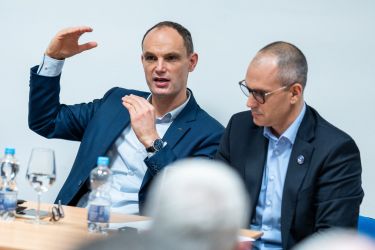 Anže Logar in njegova senca, v ozadju pa prostozidarska loža?