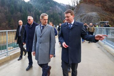 Golob prišel pozirat, nato pa poslušal, kako so hvalili Janšo