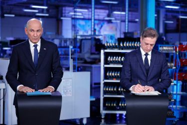 Preobrat v fotofinišu? Golob še ni odpisan, Janša še ni zmagovalec