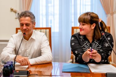 Ve svoj dolg? Kako bo Golob nevladnike poplačal za pomoč v aferi prisluhi