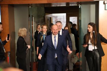 Kako dolgo lahko Jernej Vrtovec zavrača sestanke pri Golobu