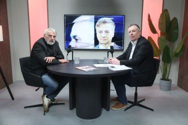 Kdo skuša Logarju in Stevanoviću speljati poslance? (PODKAST)