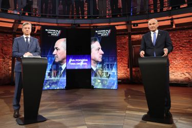 Golob in Janša plešeta, kot malčki žvižgajo