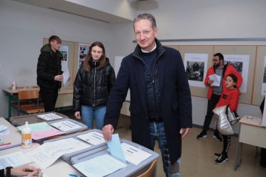 Lokalni posli: stranke, ki prejmejo največ občinskih sredstev