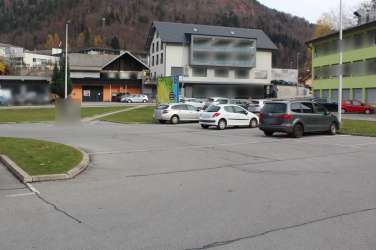 nesreca parkirisce jesenice