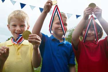 otroci tekmujejo, medalja