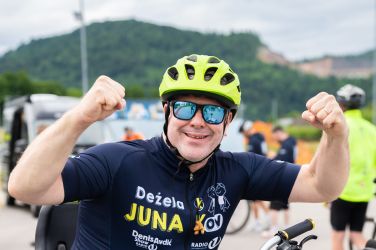 Miha Deželak med dobrodelno etapo Dežele junakov – nasmeh in dvignjeni pesti za otroke