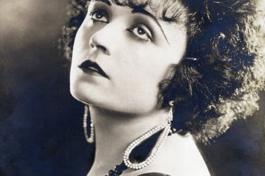 Pola Negri velja za prvo mednarodno zvezdnico in prvo Evropejko, ki je postala kraljica nemega Holly