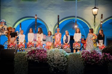 otroci-pojejo-slovenske-pesmi-in-se-veselijo, finale