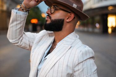 Tilen Lotrič se kot pevec rad preizkuša tudi zunaj svojega območja udobja