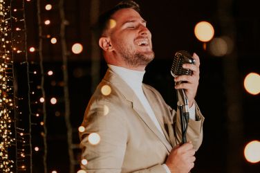 Skladba Moj božič si ti bo poslušalcu pričarala toplino in nas ob svojih nežnih zvokih spomnila na t