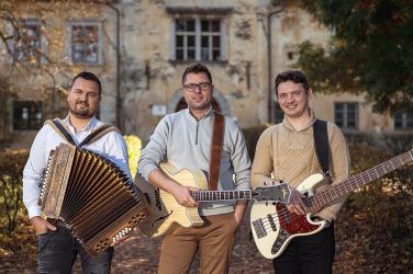 Člani ansambla Prva liga so Jernej Mesojedec, Jernej Zupan in Tadej Verce