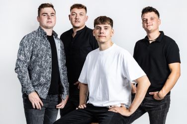 S skladbo Kuferan ansambel Opev znova dokazuje, da zna ujeti utrip časa in vsakdanjih prigod ter jih