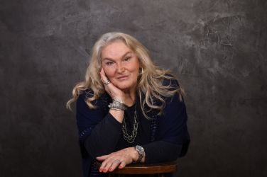 Elda Viler je ena najprepoznavnejših pevk slovenske zabavne glasbe in ena ključnih interpretk zlateg