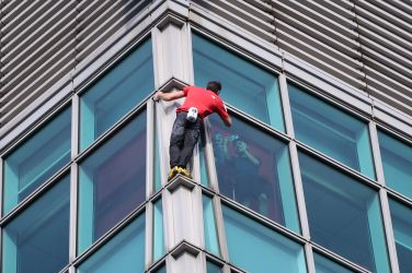 Skroraj v vsakem nadstropju so ga iz notranjosti fotograf