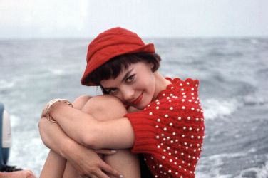 Natalie Wood na izletu z ladjo v petdesetih letih, ujeta v sproščenem trenutku daleč od studijskih l