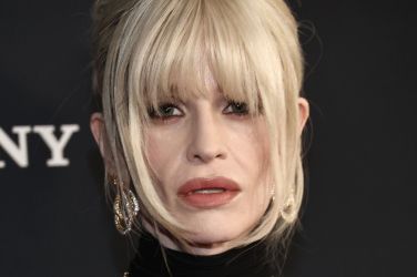 Kelly Osbourne v črnem, dostojanstven in čustveno nabit poklon očet