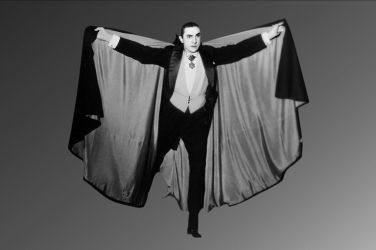 Na lastno željo družine je bil pokopan v črnem vampirskem plašču, s čimer se je simbolično za vedno