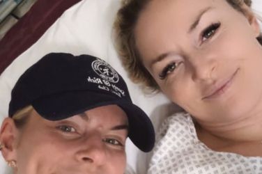 Lindsey Vonn in njena sestra Karin v bolnišnici Ca’ Foncello – tudi v zahtevnih trenutkih nista izgubili smisla za humor