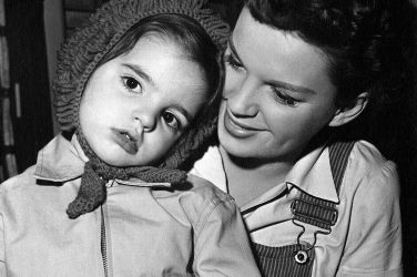 Liza Minnelli z mano Judy Garland leta 1950