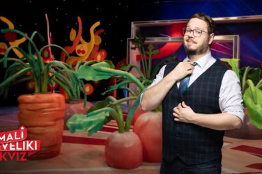 Sašo Stare, stand-up komik in televizijski voditelj, ki gledalce na POP TV vodi