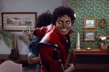 Michael Jackson v znamenitem rdečem suknjiču iz videospota Thriller, ki je leta 1983 spremenil zgodo