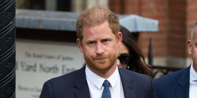 Princ Harry se je pojavil na sodišču v Londonu. Je obiskal tudi očeta?