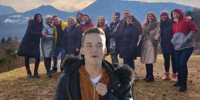 Gregor ima ob sebi ljudi z zlatim srcem